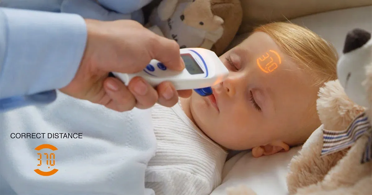 rodzic mierzy temperaturę dziecku