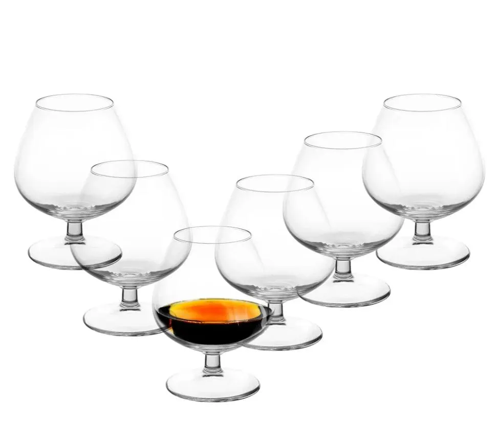 kieliszki koniaku i whisky obok siebie