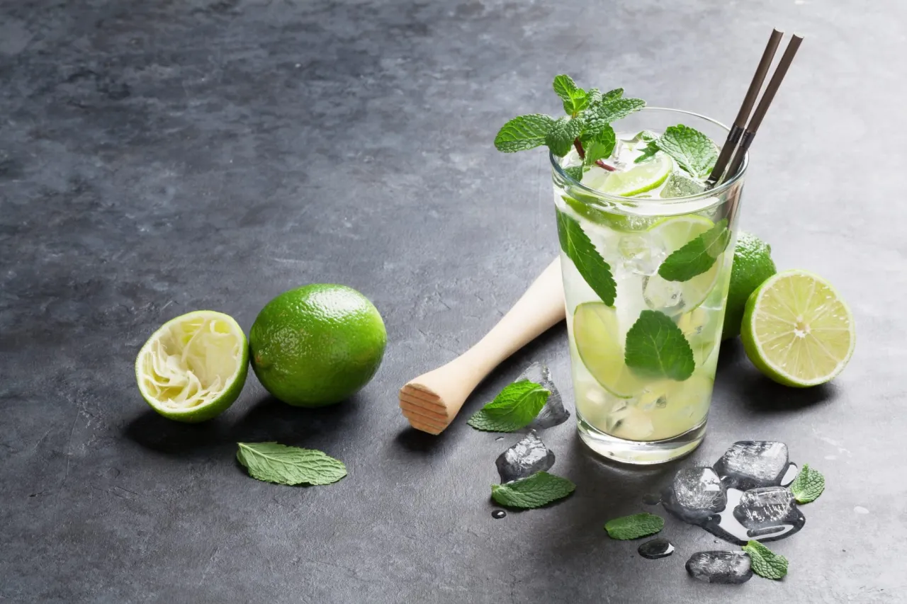 Orzeźwiający mohito drink co zamiast rumu? Limonka, mięta, lód i syrop cukrowy tworzą idealny letni napój.