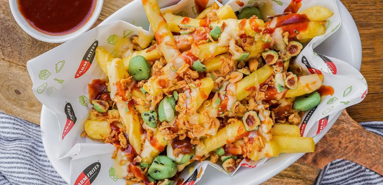 Klasyczne dania mięsne z frytkami