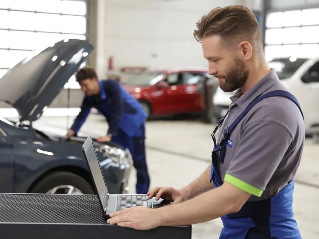 mechanik samochodowy w pracy