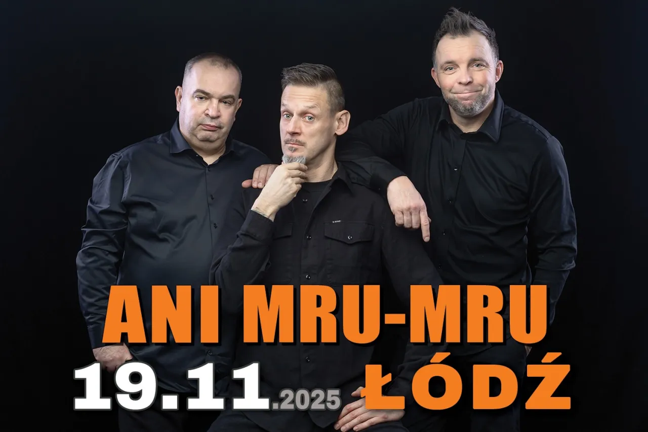 Trzech mężczyzn w czarnych koszulach, członkowie kabaretu Ani Mru-Mru, pozuje do zdjęcia. Na dole widnieje napis 