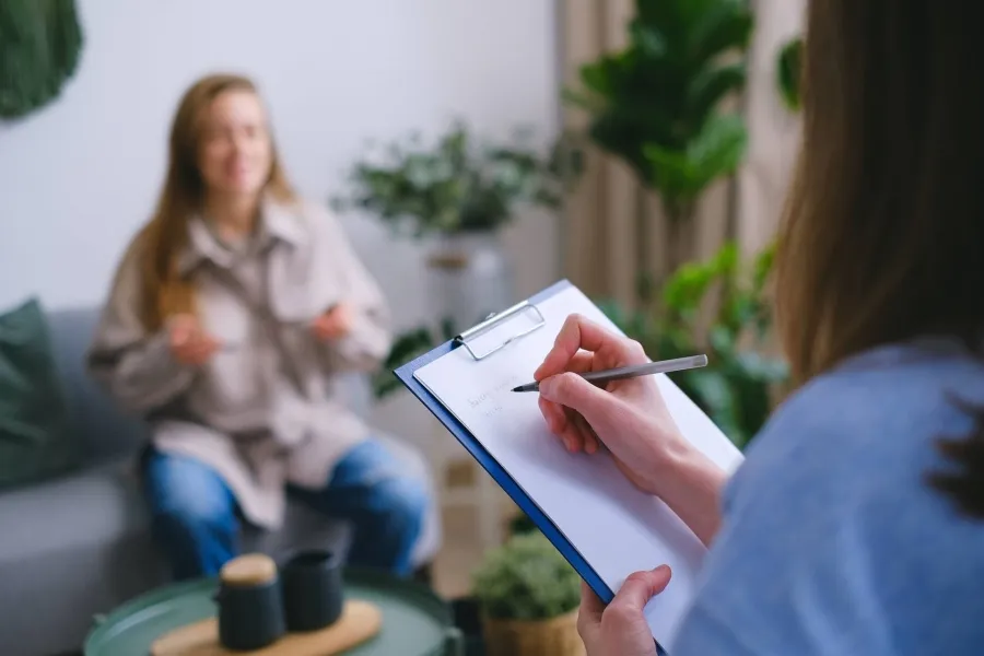 Zdjęcie Logopeda co robi? Odkryj, jak pomaga w trudnych sytuacjach mowy