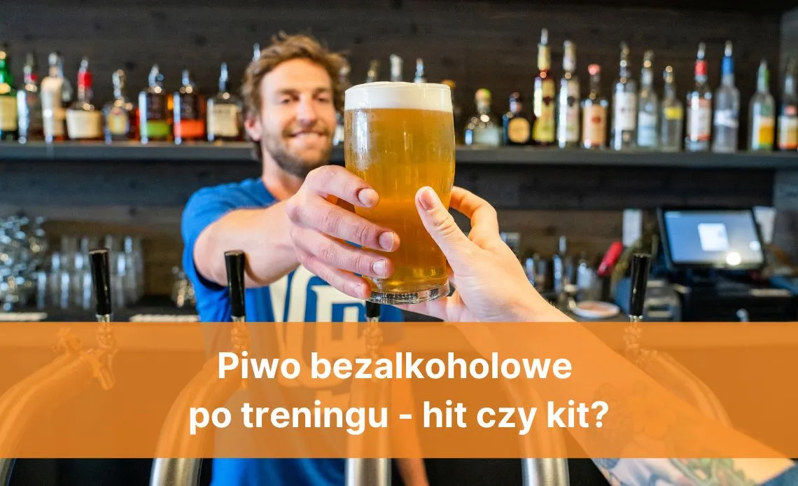 Sportowiec pije piwo bezalkoholowe po treningu