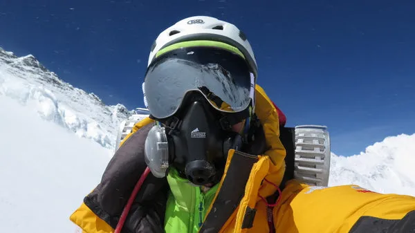 Bergsteiger in der Todeszone des Mount Everest mit Sauerstoffmasken