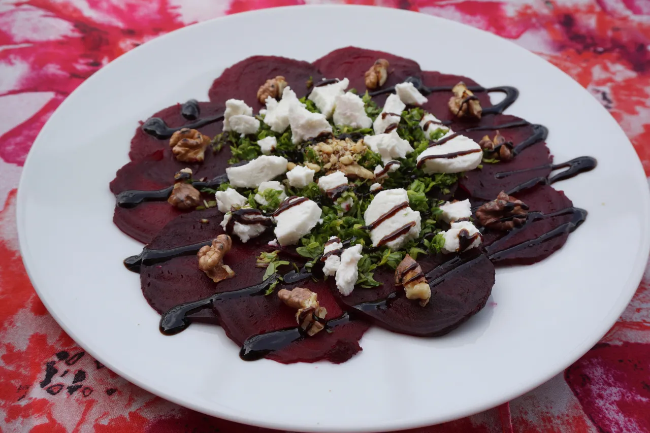 eleganckie carpaccio z buraka i koziego sera