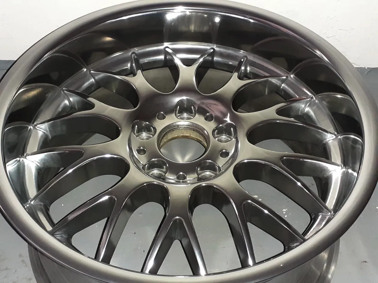 uszkodzone polerowane felgi