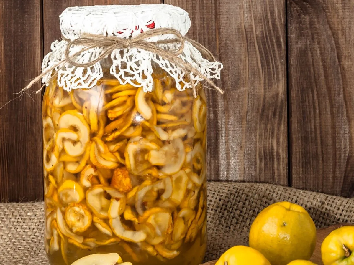 słoiki z syropem z pigwy fermentującym