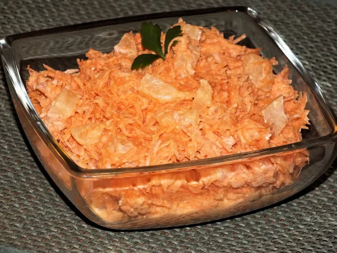 Surówka z marchewki i ananasa gotowa