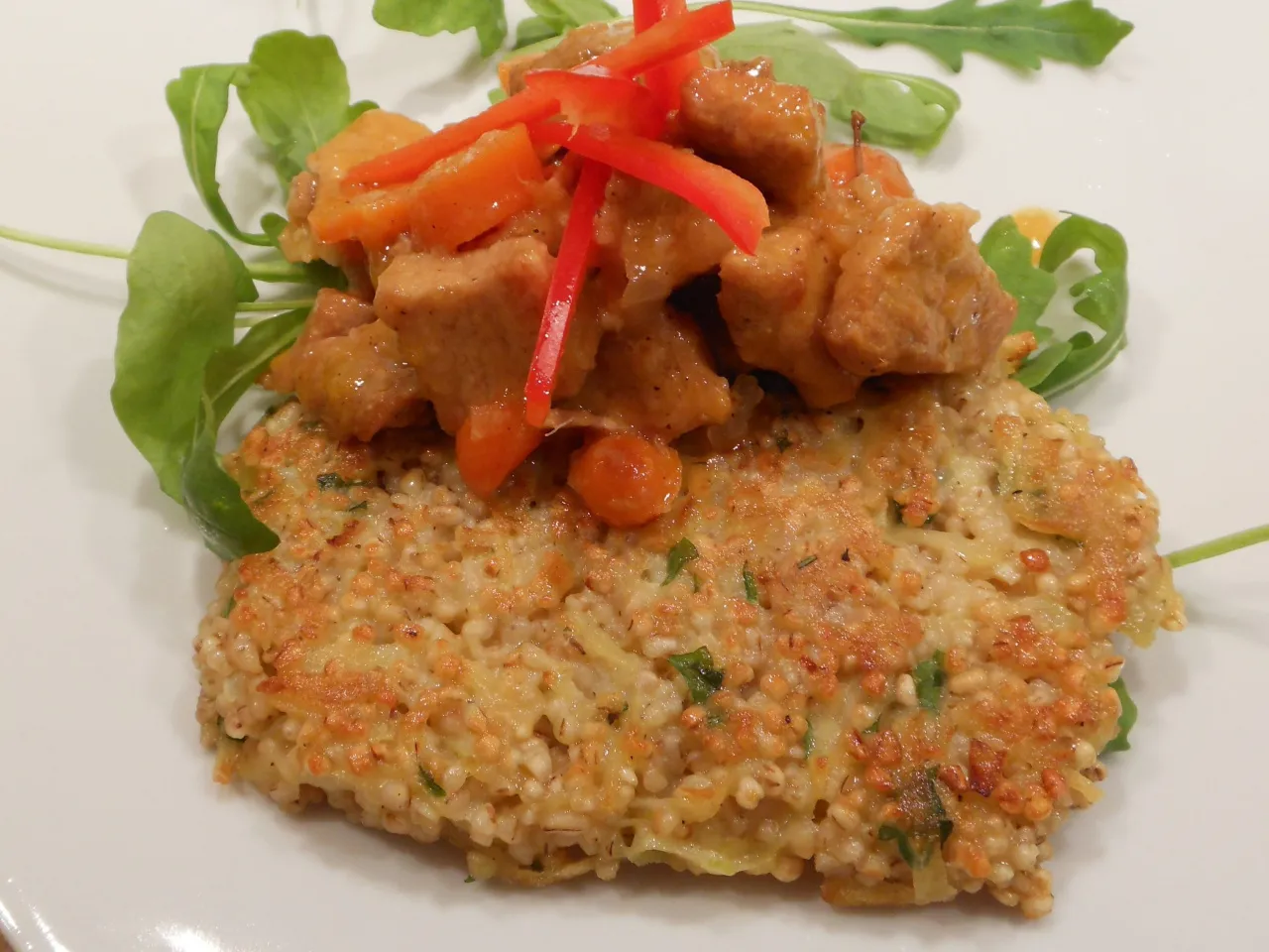 Placki z ugotowanej kaszy jęczmiennej z gulaszem wieprzowym i papryką. Świetny pomysł, co zrobić z ugotowanej kaszy jęczmiennej!