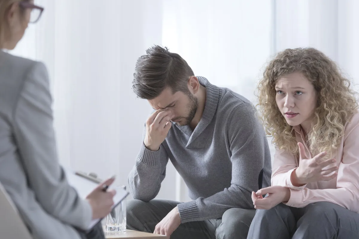 para rozmawiająca z psychologiem, terapia par, wsparcie psychologiczne w związku