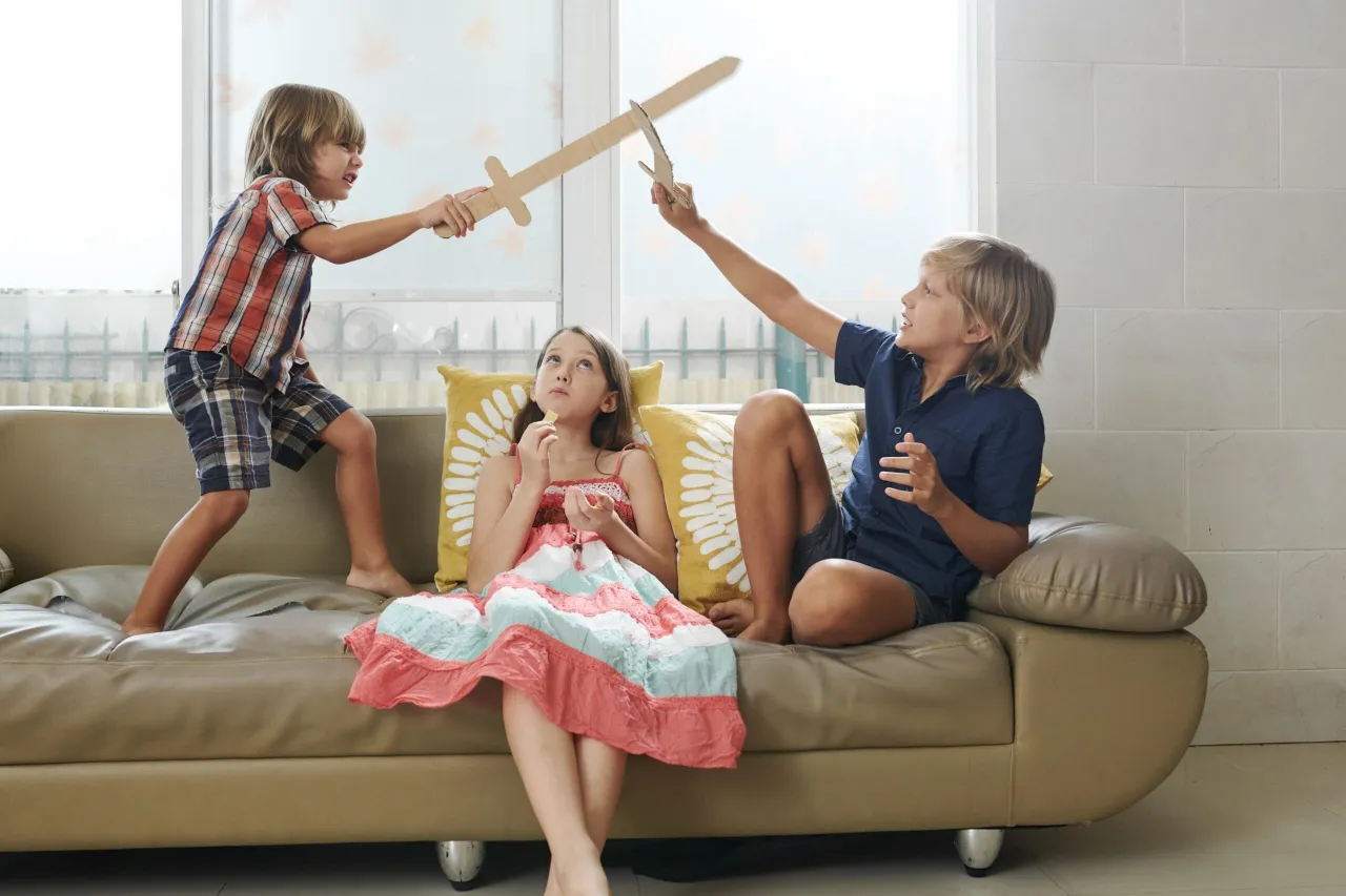 Dzieci bawiące się w domu, kreatywne zabawy