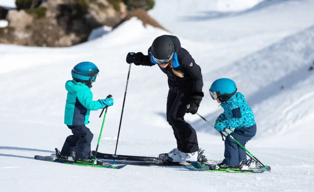 dziecko na nartach z instruktorem
