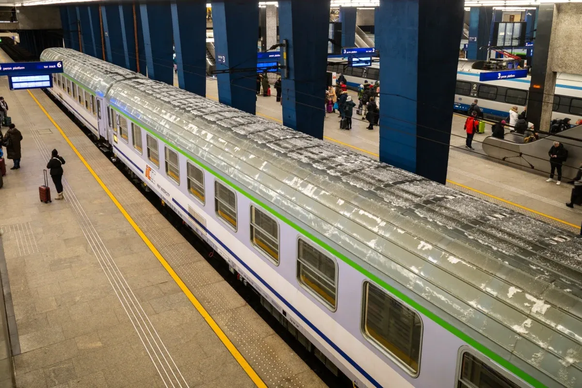 Warszawa awaria pociągów. Pasażerowie czekają na peronie na dworcu, z widokiem na pociąg Intercity.