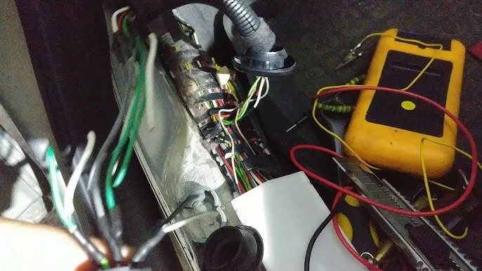 uszkodzona wiązka elektryczna w samochodzie