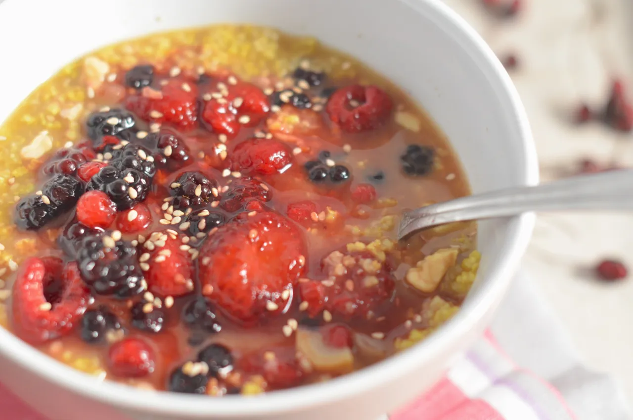 słodkie wegetariańskie śniadanie owsianka owoce