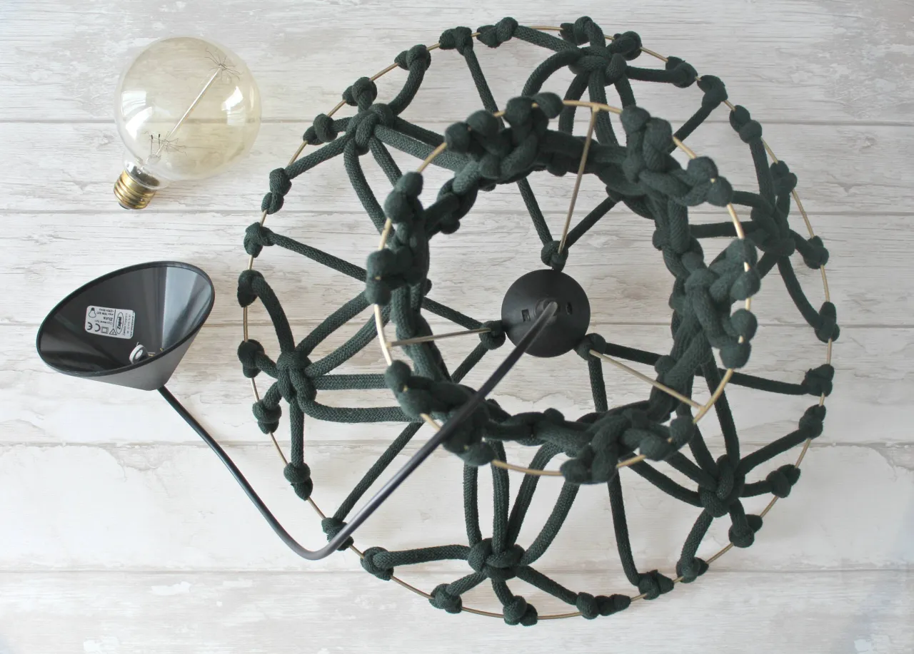 Jak odnowić stary abażur? Zobacz, jak proste jest stworzenie nowego klosza z ciemnozielonego sznurka i metalowego stelaża.