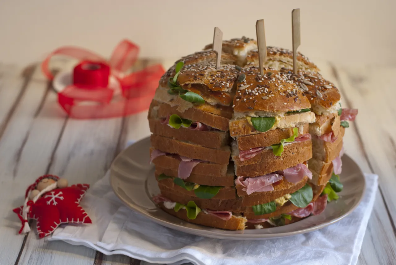 Panettone gastronomico tagliato a strati