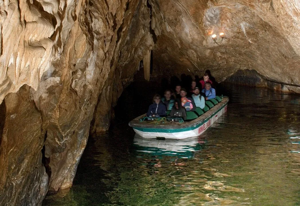 Jaskinia Punkevn&iacute; rejs łodzią