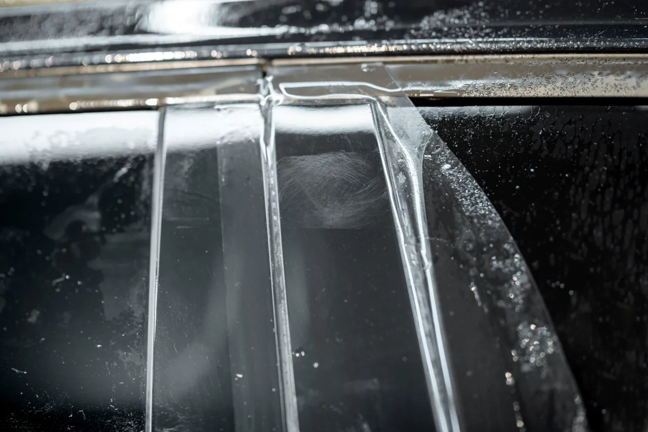 Por&oacute;wnanie usuwania rys z lustra