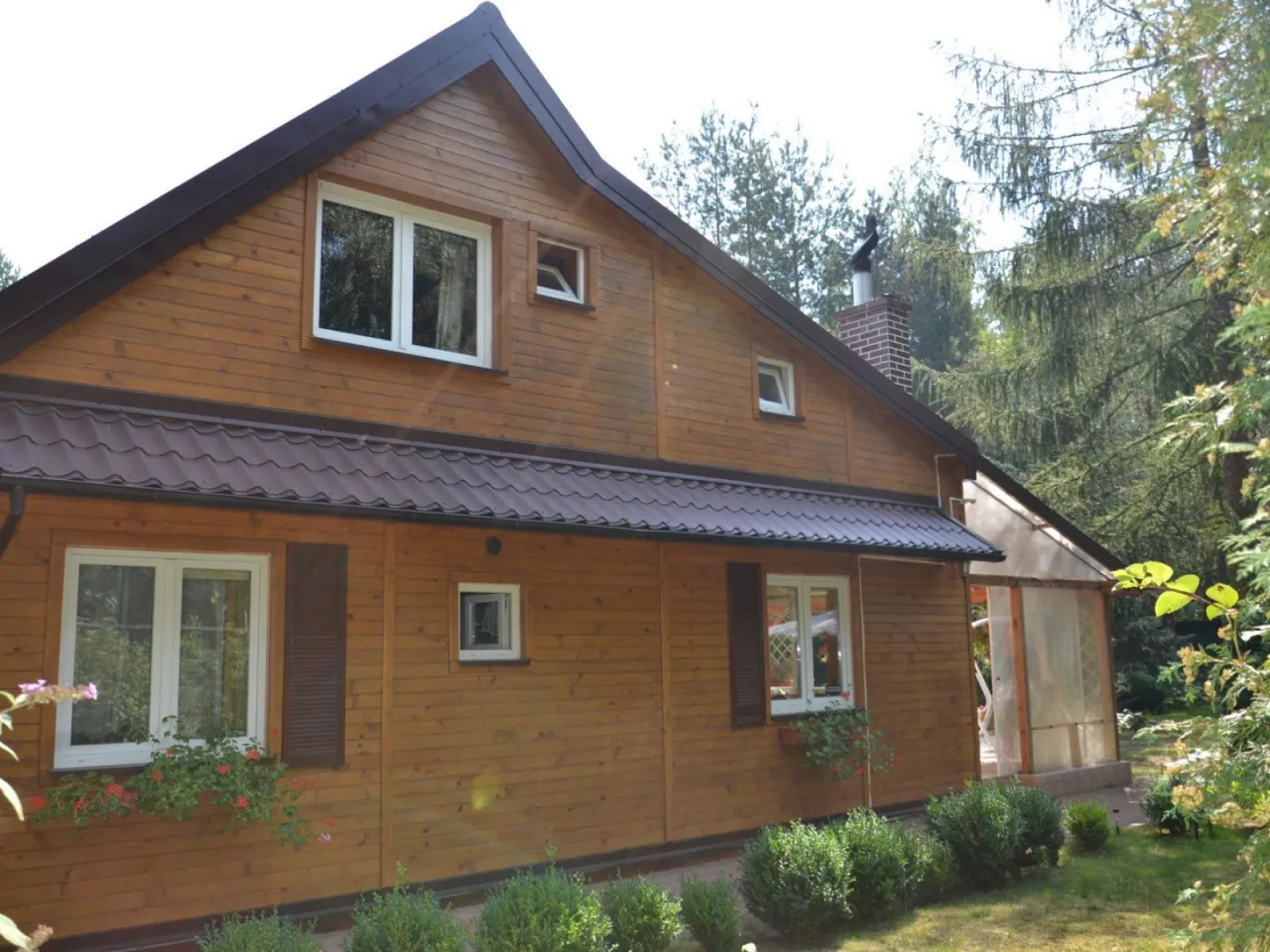 różne rodzaje elewacji drewnianego domu, porównanie materiałów elewacyjnych