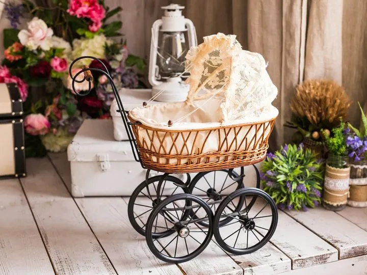 drewniany w&oacute;zek dla lalek vs plastikowy w&oacute;zek dla lalek por&oacute;wnanie