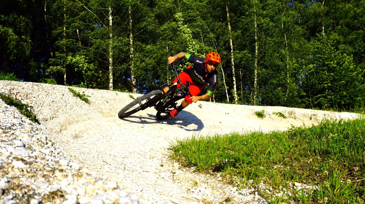 Rowerzysta MTB na płaskim terenie