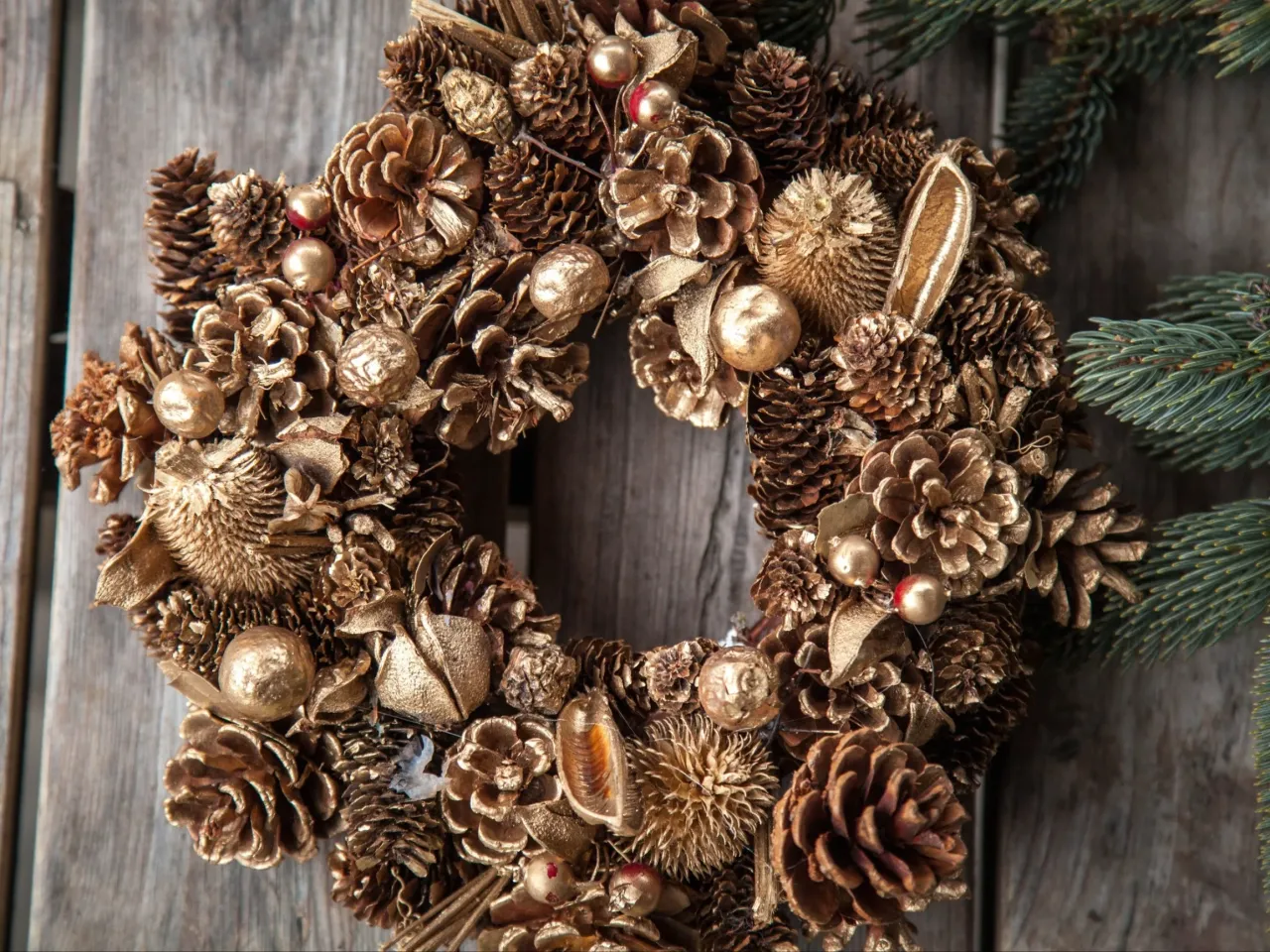 stroik świąteczny z szyszek i gałązek