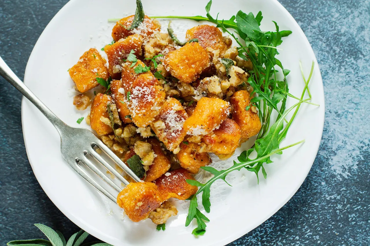 Pyszne dyniowe kopytka z orzechami i szałwią. Idealny pomysł, co zrobić z dyni na obiad.