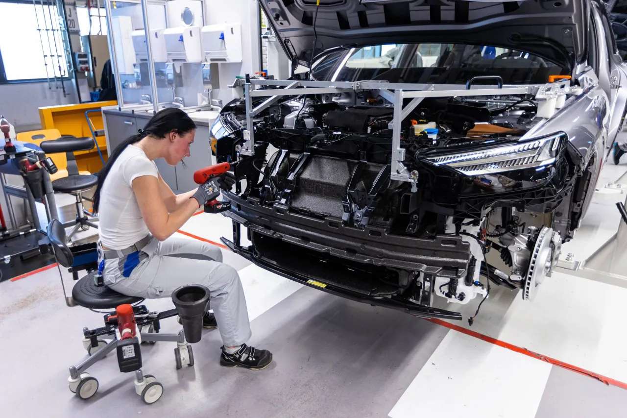 Nowoczesny warsztat samochodowy w Niemczech z podnośnikami i sprzętem diagnostycznym