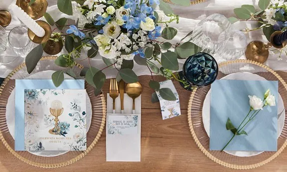 Modne dekoracje stołu komunijnego dla chłopca 2025