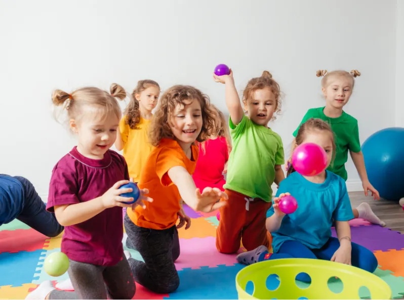 dzieci bawiące się razem w grupie integracyjnej