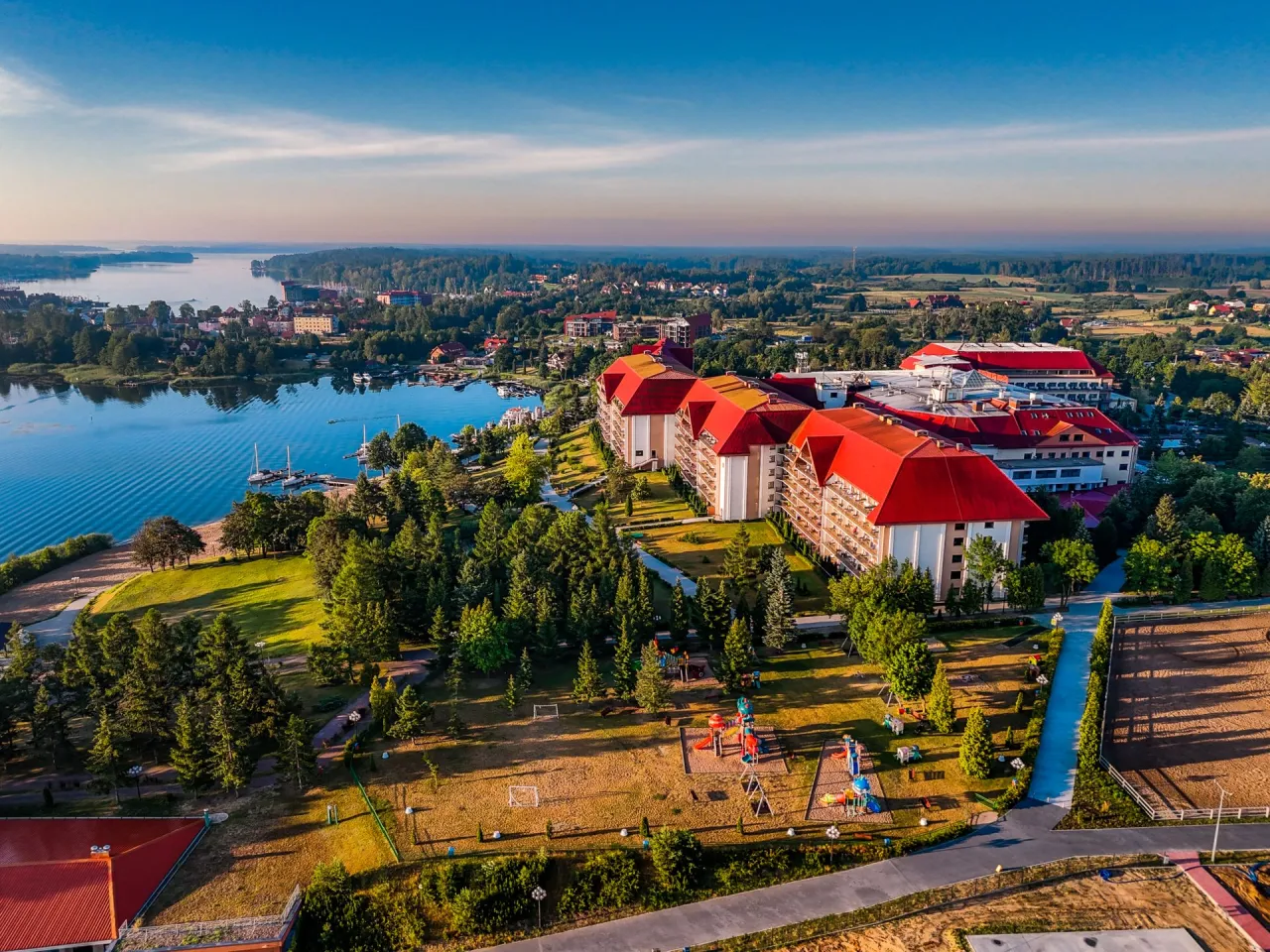 Malowniczy widok na Hotel Gołębiewski z lotu ptaka. Zastanawiasz się, ile kosztuje noc w hotelu Gołębiewskim? Sprawdź sam!