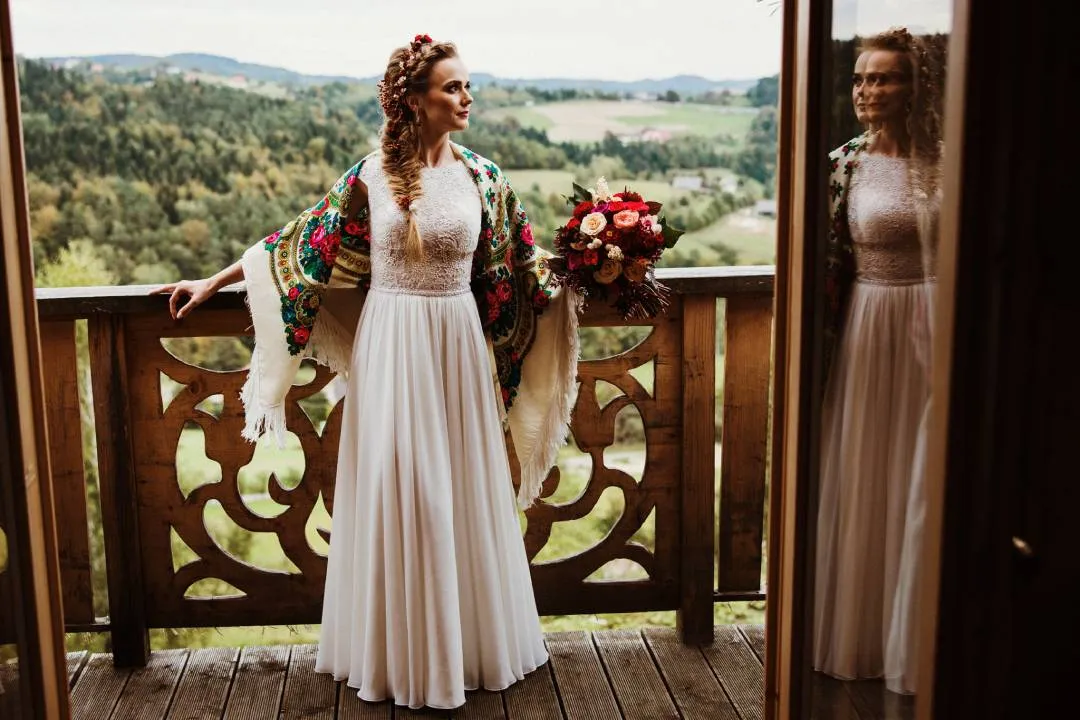 para gości na weselu jesienią stylowe okrycia wierzchnie