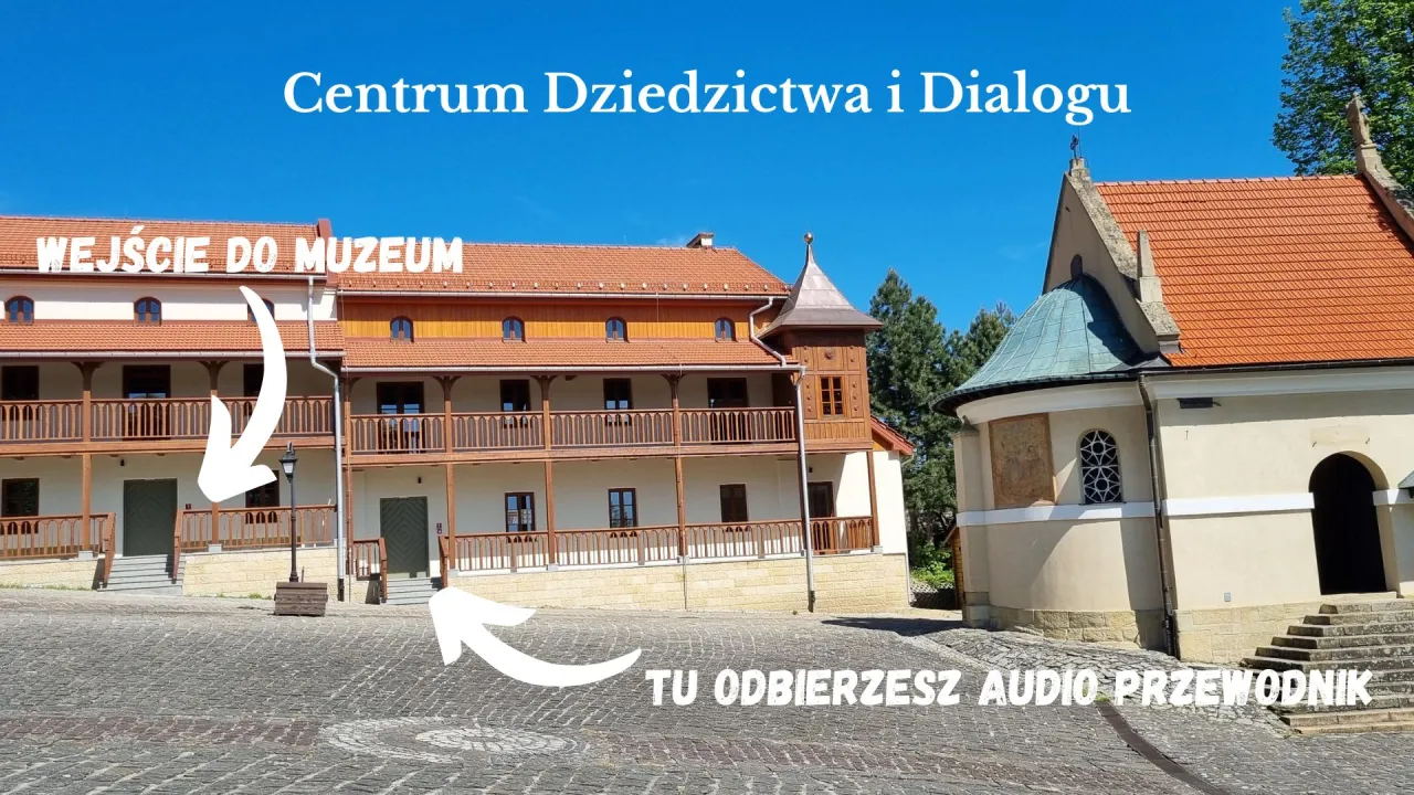 Centrum Dziedzictwa i Dialogu w Kalwarii Zebrzydowskiej. Wejście do muzeum i punkt odbioru audio przewodnika.