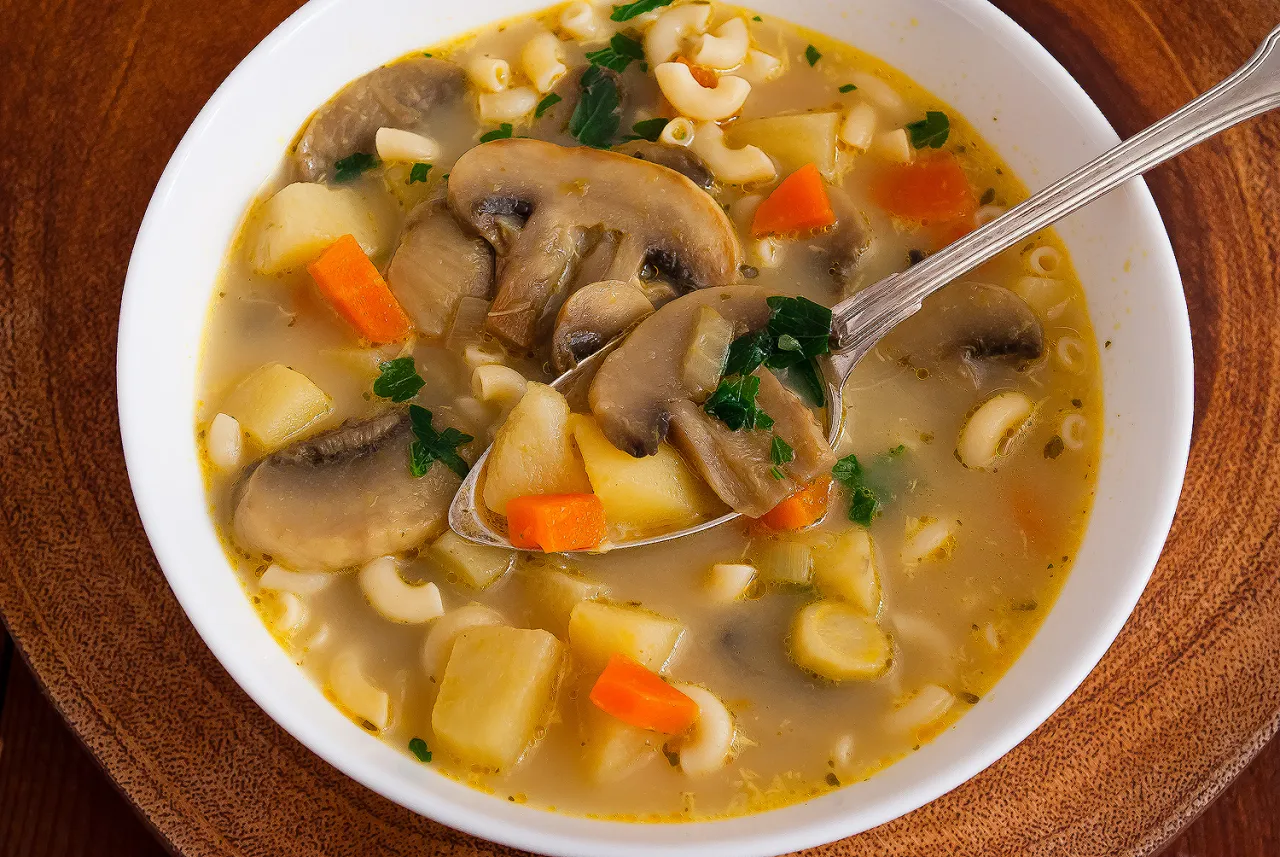 zupa pieczarkowa z ziemniakami i zupa pieczarkowa z makaronem