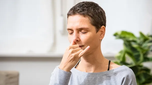 Person macht Atem&uuml;bungen zur Beruhigung