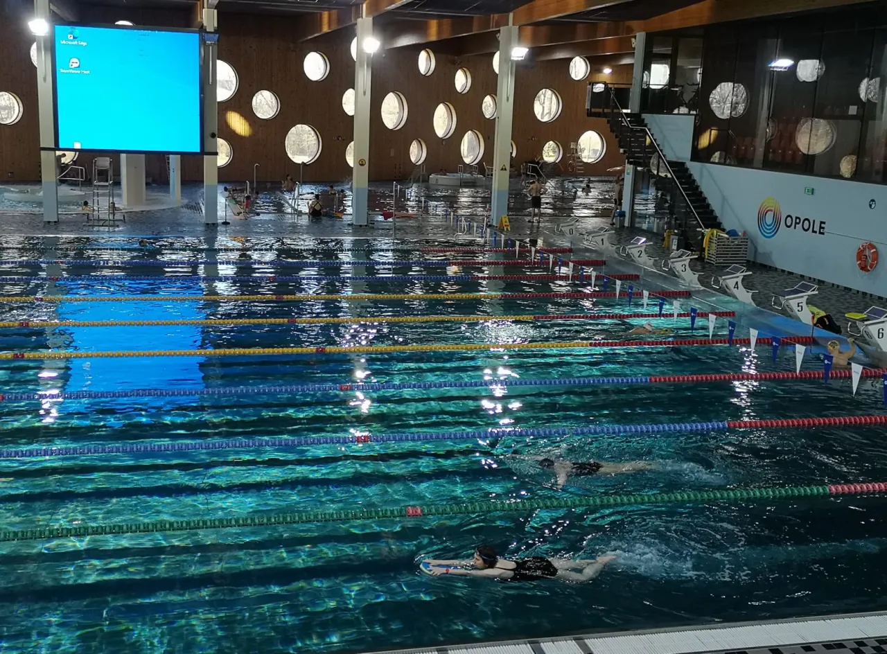 Basen w Opolu. Opolską Kartę Rodziny i Seniora wykorzystasz na basenie, gdzie czekają zniżki.