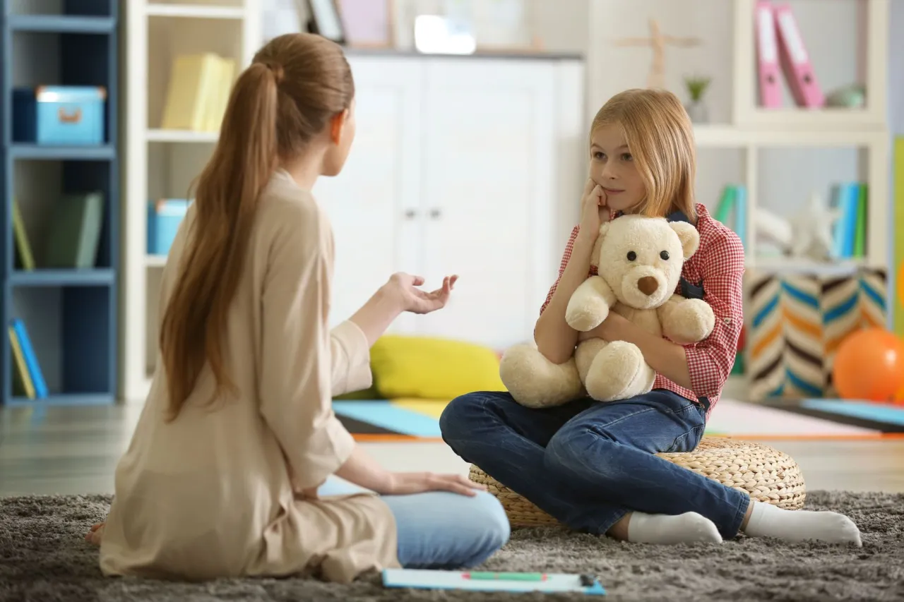 Rodzic i dziecko rozmawiają z psychologiem