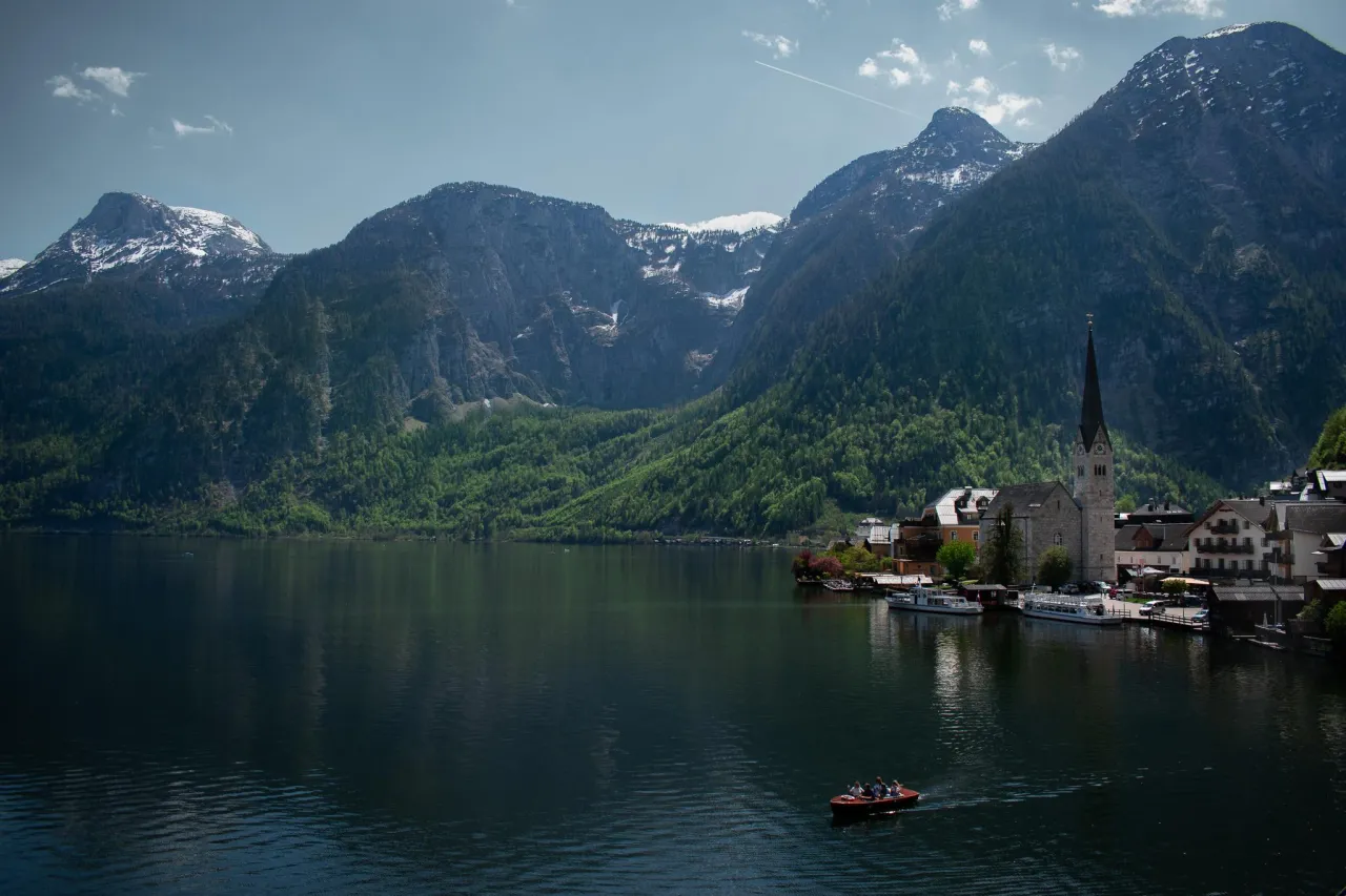 Hallstatt, jedno z najpiękniejszych miejsc w Austrii, z jeziorem, g&oacute;rami i kościołem.