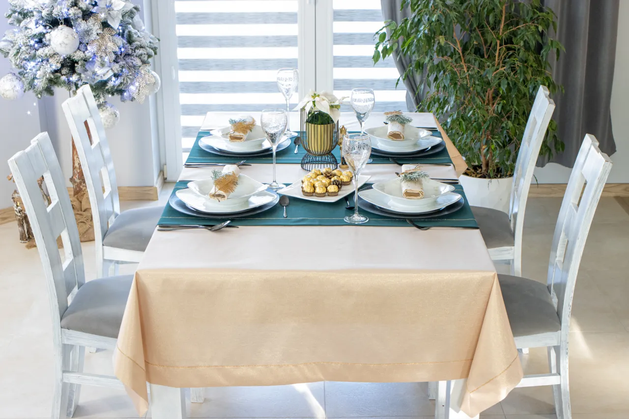 Bieżnik na stole z odpowiednim zwisem