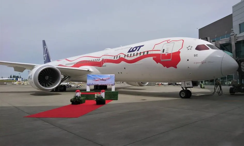 Dreamliner PLL LOT na lotnisku