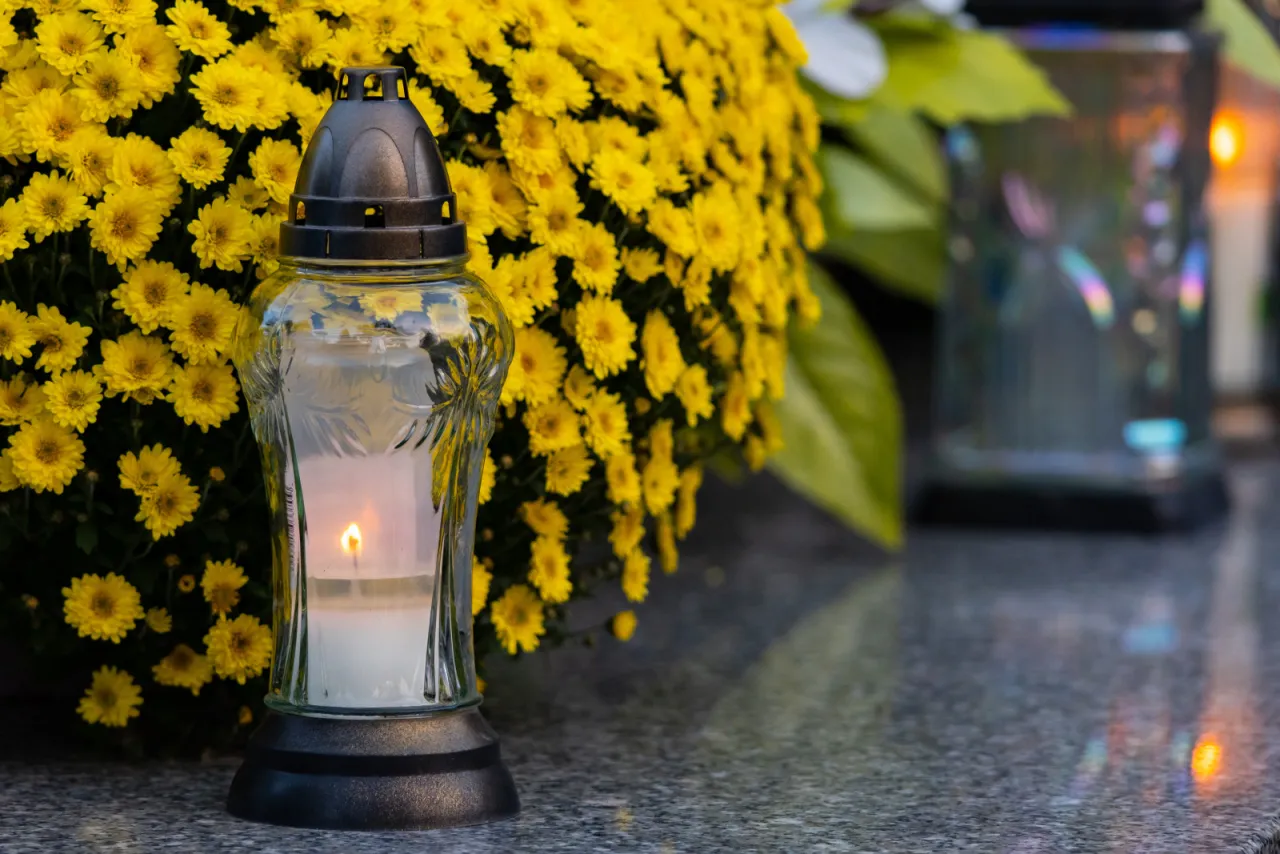 Znicze na grobach i symbolika Wszystkich Świętych