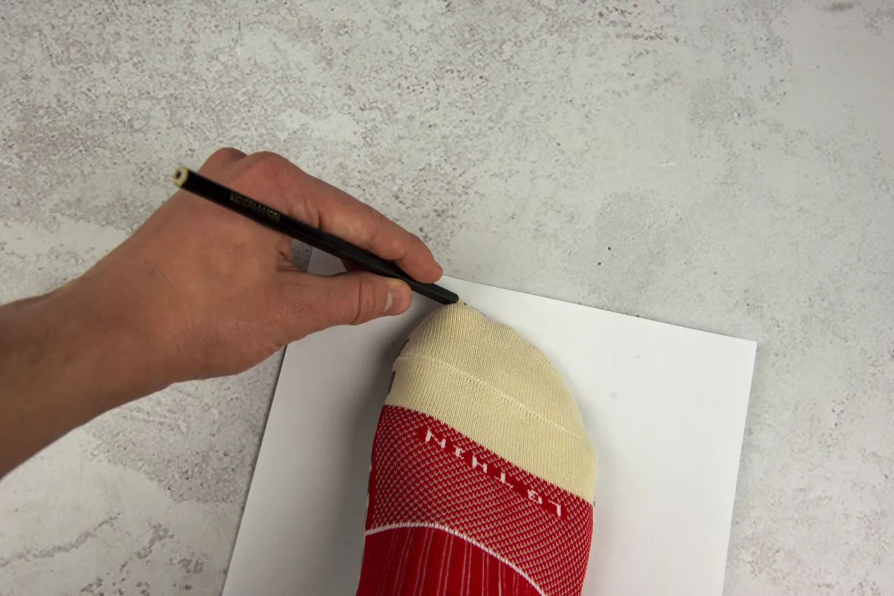 Jak zmierzyć stopę do butów piłkarskich