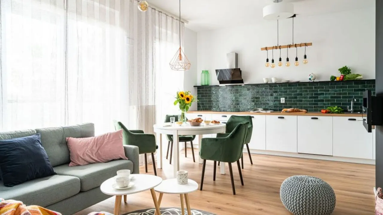 Biała kuchnia z drewnem zielone ściany inspiracje