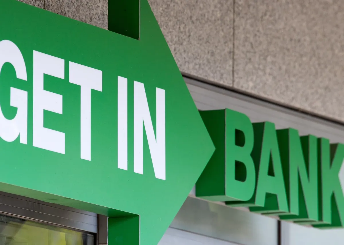 Zielona strzałka z napisem 