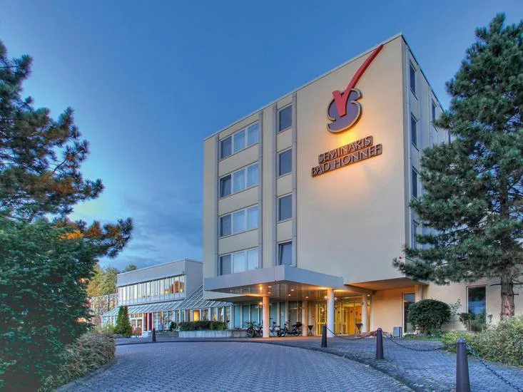 Seminaris Hotel Bad Honnef Außenansicht mit Natur und Rheinblick