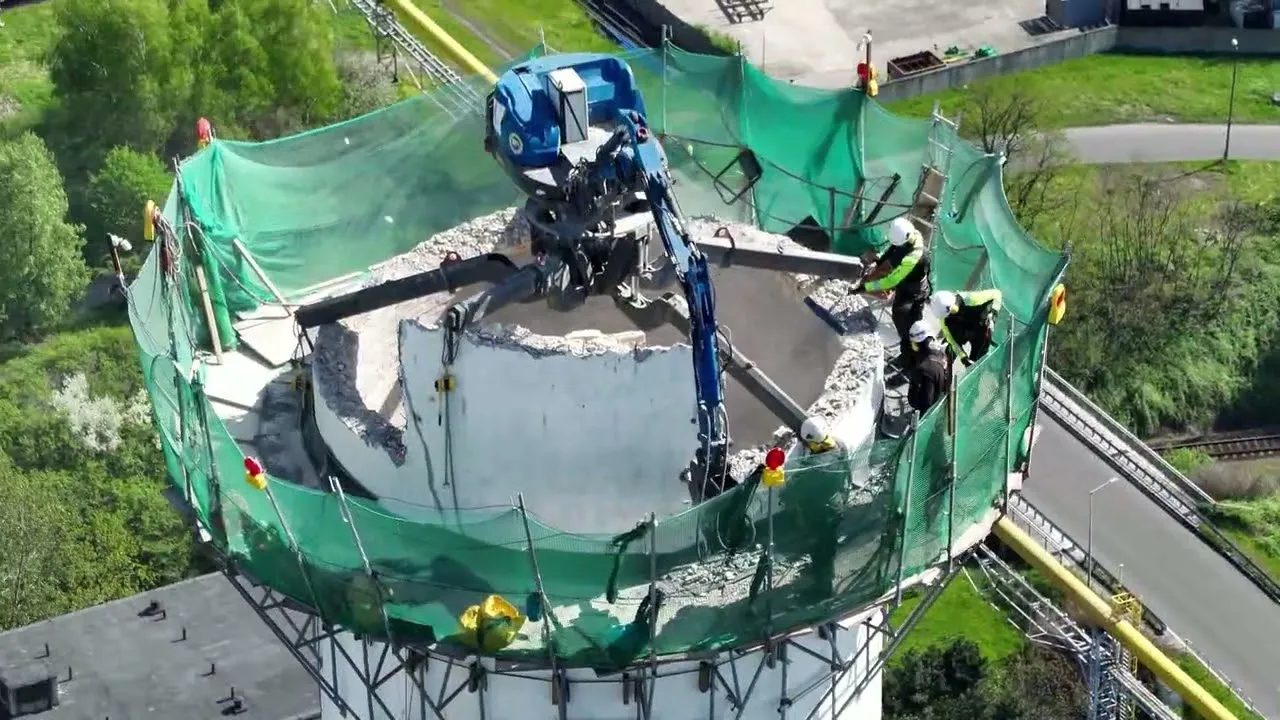 Rozbi&oacute;rka komina na dachu