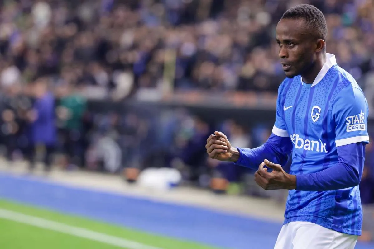 Piłkarz w niebieskiej koszulce, być może najszybszym piłkarzem na świecie, cieszy się z gry na boisku.