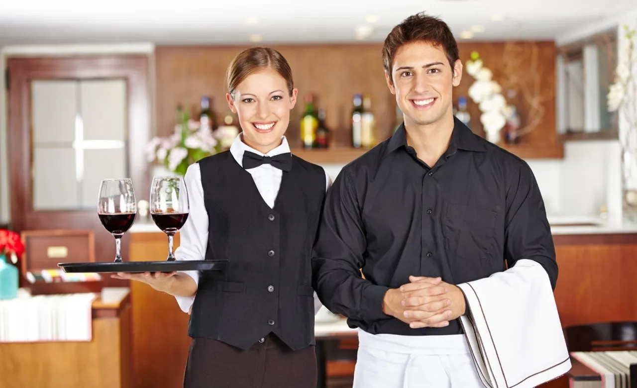 Fachkraft f&uuml;r Gastronomie bei der Arbeit im Restaurant